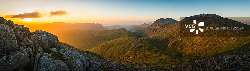 湖区金色日出弓fell朗代尔山峰全景图片素材