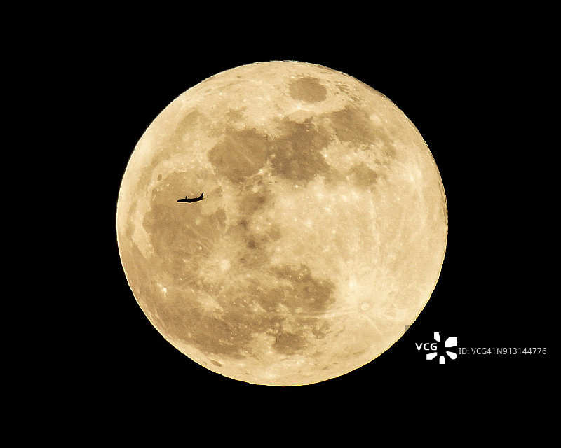 带有飞机的超级月亮图片素材