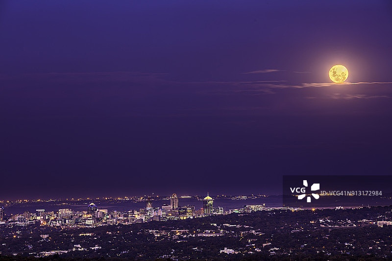 傍晚桑顿城与超级蓝月图片素材