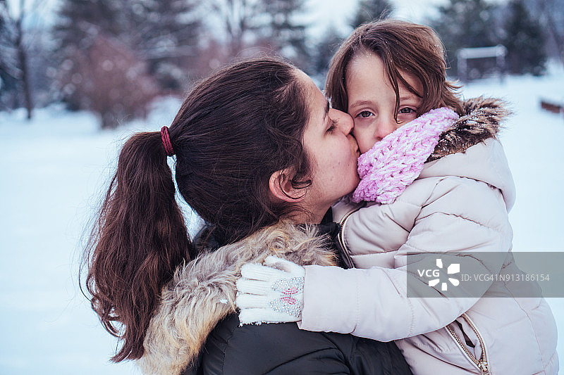 母女在冬日玩耍图片素材