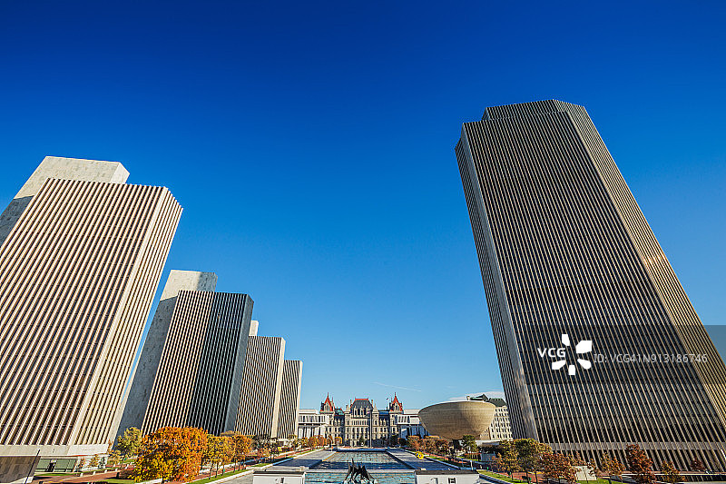 蓝天下帝国广场景色图片素材