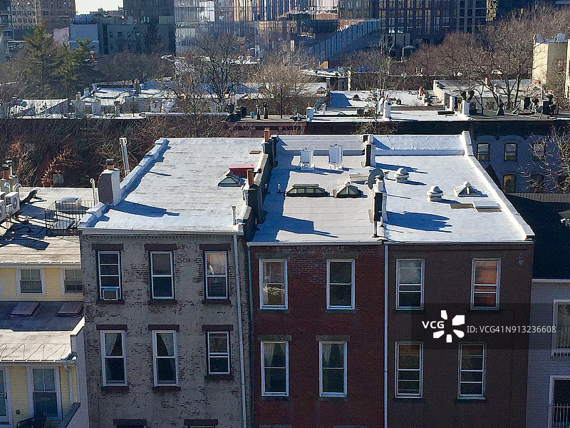 纽约布鲁克林住宅楼的涂层屋顶图片素材