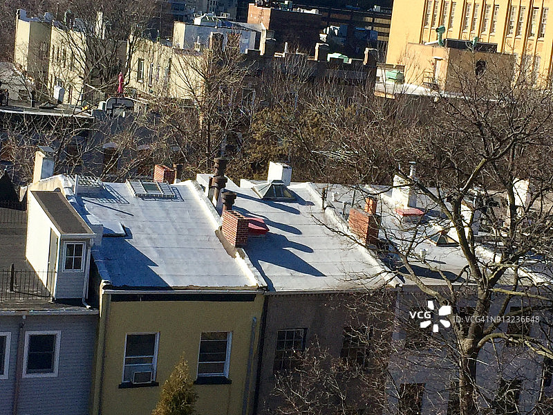 纽约布鲁克林住宅楼的涂层屋顶图片素材