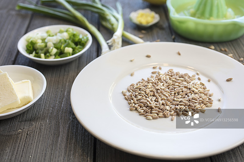 含洋葱、柠檬、黄油和果皮的生法罗麦粒拼盘（食谱原料）图片素材