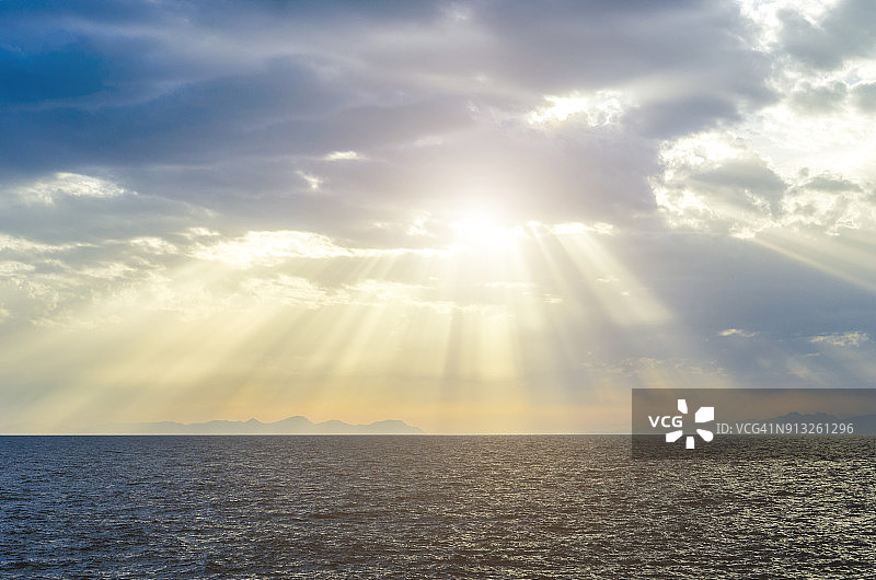 西班牙梅诺卡岛的日落图片素材