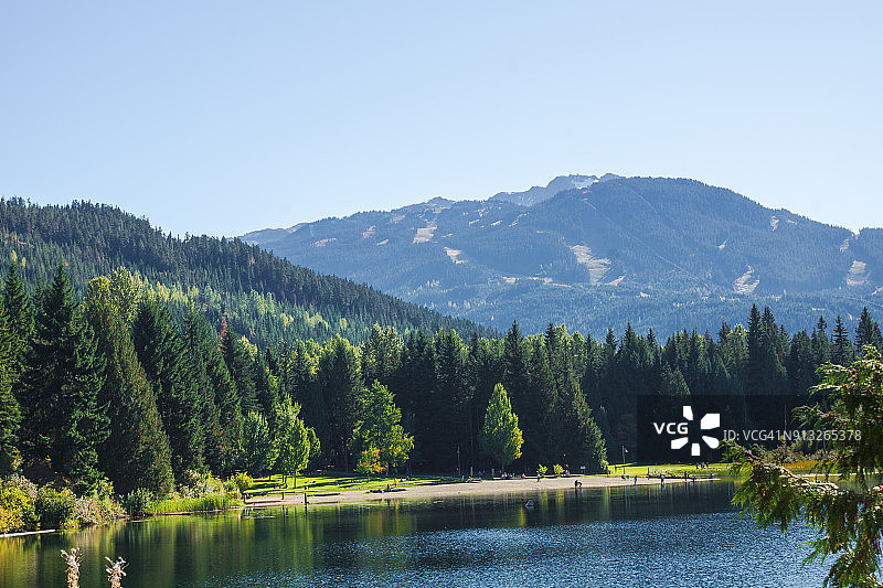 加拿大不列颠哥伦比亚省迷失湖周边的景观图片素材