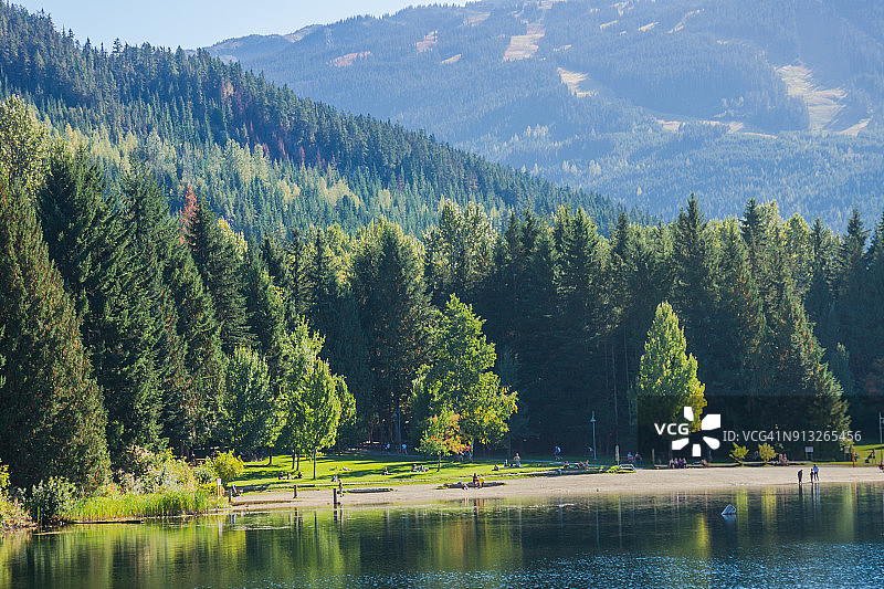 加拿大不列颠哥伦比亚省迷失湖周边的景观图片素材