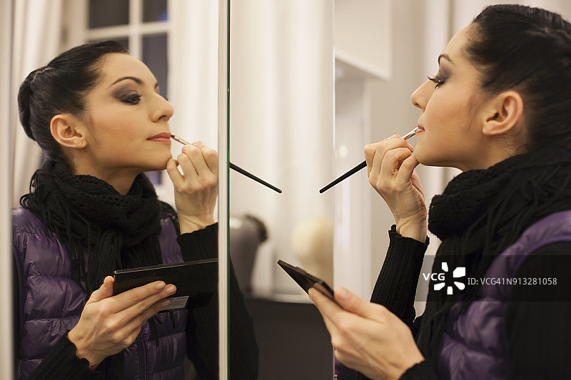 芭蕾舞演员上台前涂口红图片素材