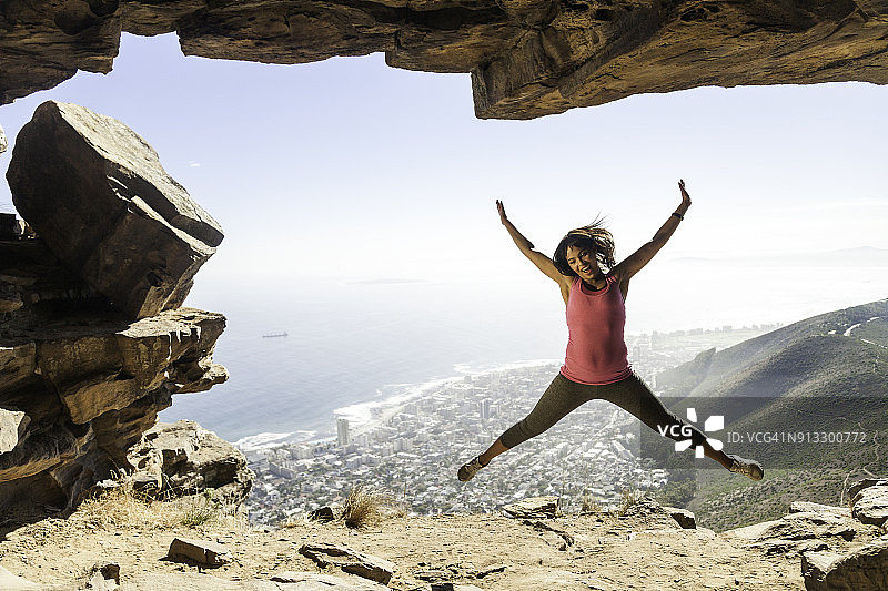 欢快跳跃图片素材