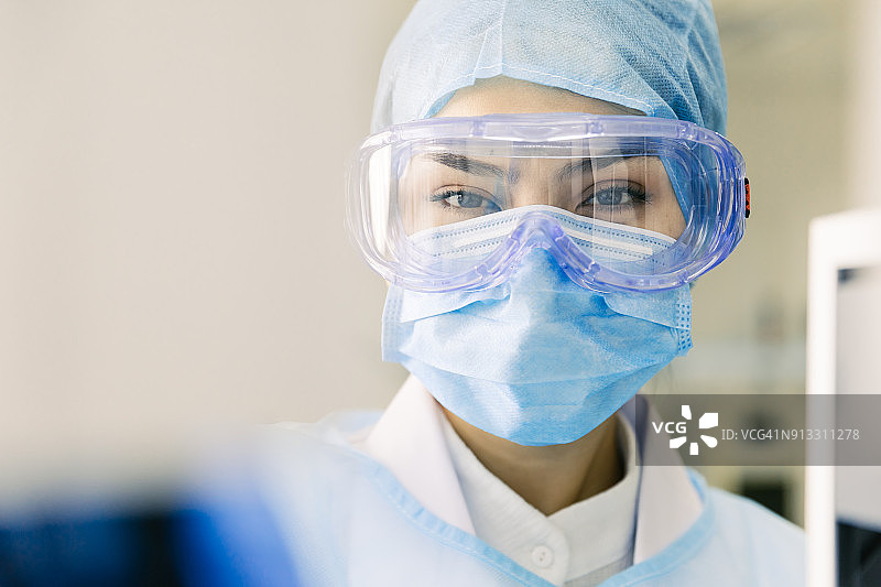 实验室工作中年轻女科学家画像图片素材