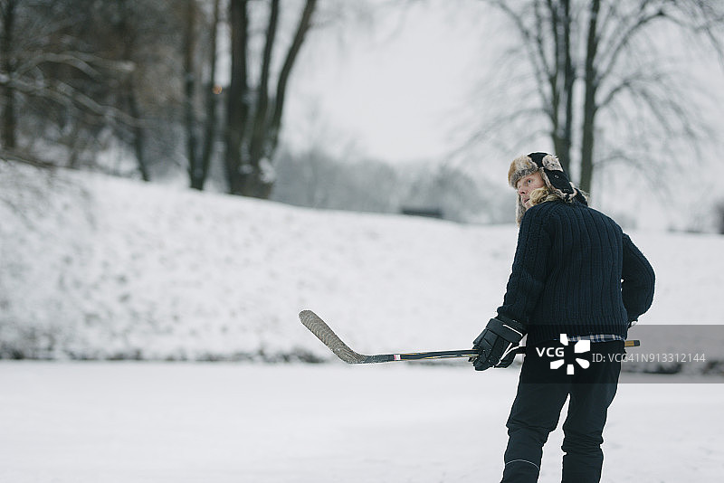 冰上的冰球运动员图片素材