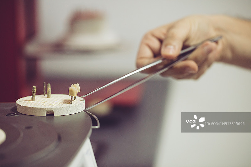 烘烤陶瓷牙齿图片素材