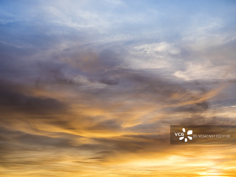 日落时分西班牙瓦伦西亚的彩色云霞图片素材