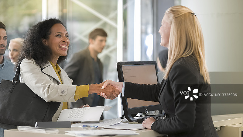 女租赁员向租车的女顾客提供文件图片素材