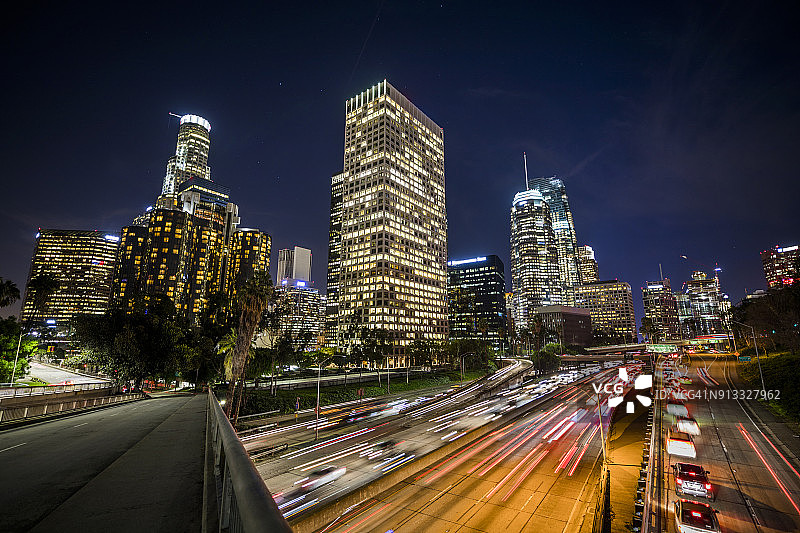 夜幕下的公路与洛杉矶城市天际线图片素材