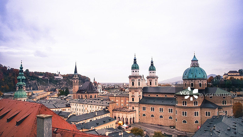 奥地利萨尔茨堡市霍亨萨尔茨堡要塞屋顶航拍图片素材