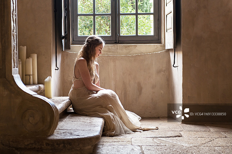 城堡里的美丽女人图片素材