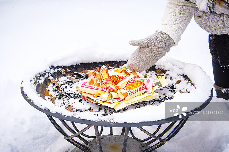 拜神祭祀仪式 - 烧纸图片素材