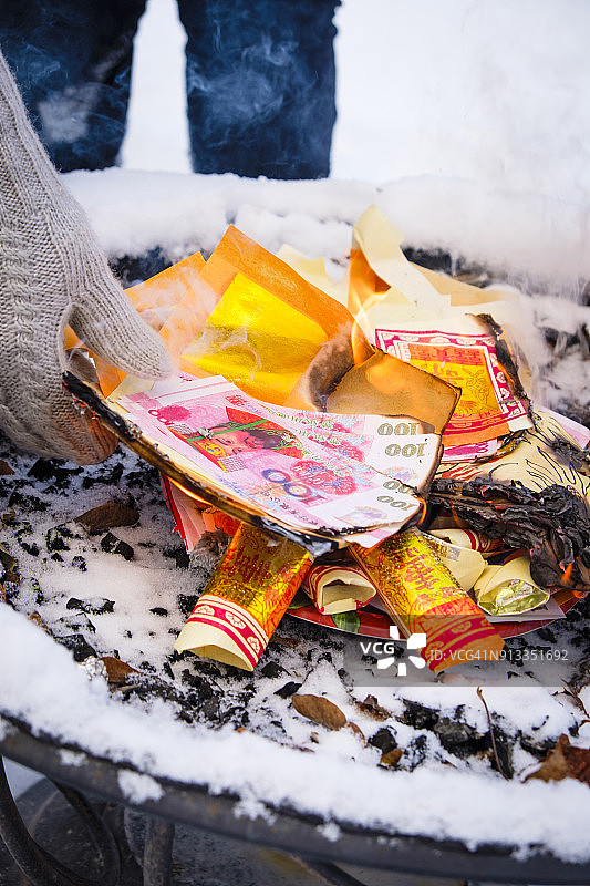 拜神祭祀仪式 - 烧纸图片素材