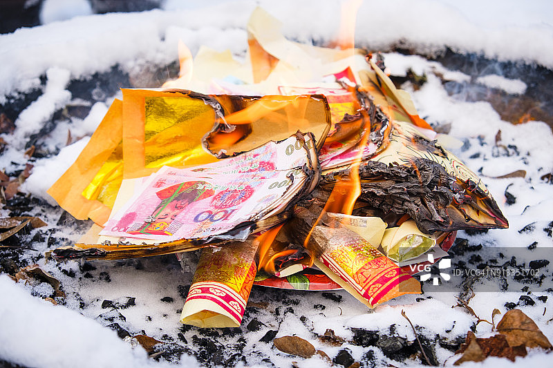 拜神祭祀仪式 - 烧纸图片素材