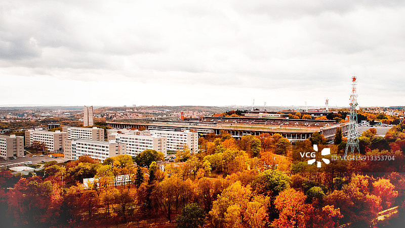 布拉格城市红色屋顶秋季航拍鸟瞰图图片素材