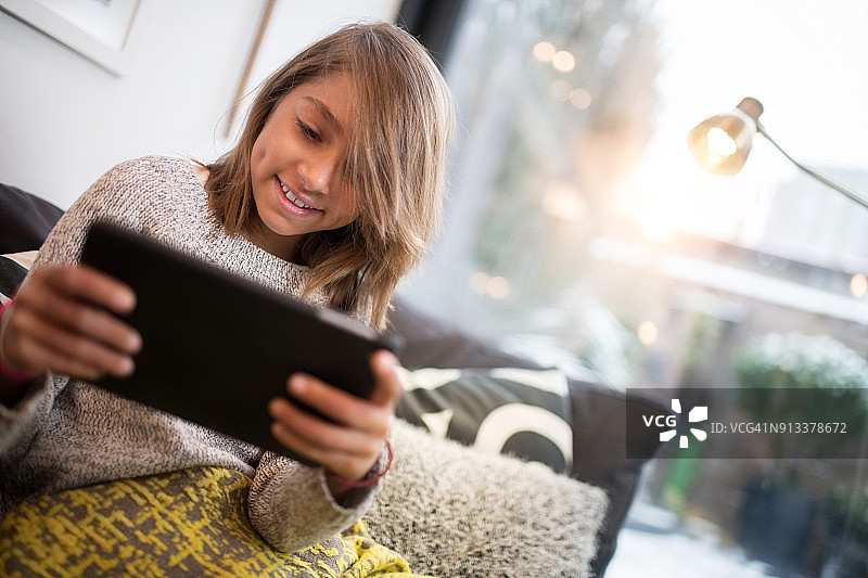 使用平板电脑的年轻女孩图片素材