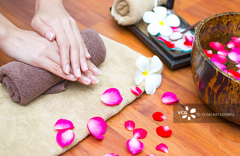 在水疗中心做美甲的女人图片素材