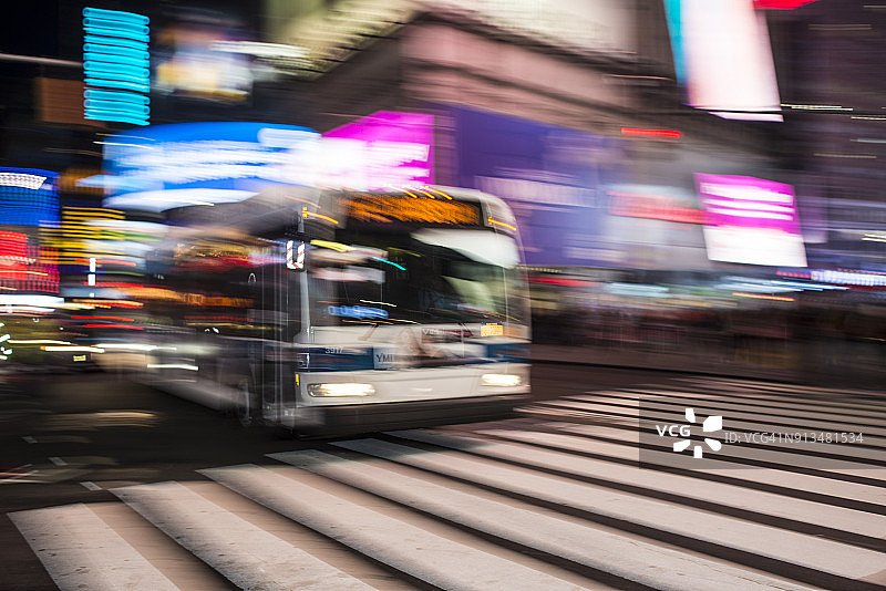 纽约时代广场的模糊巴士图片素材