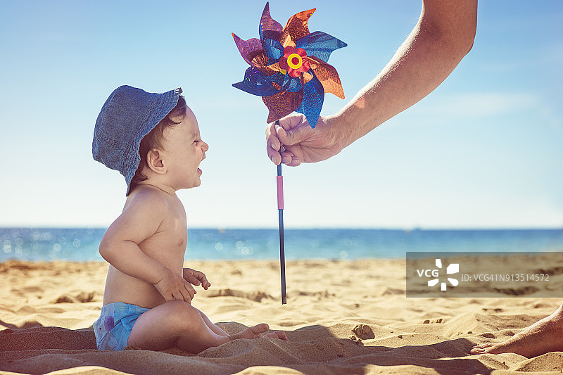 玩玩具风车的婴儿图片素材