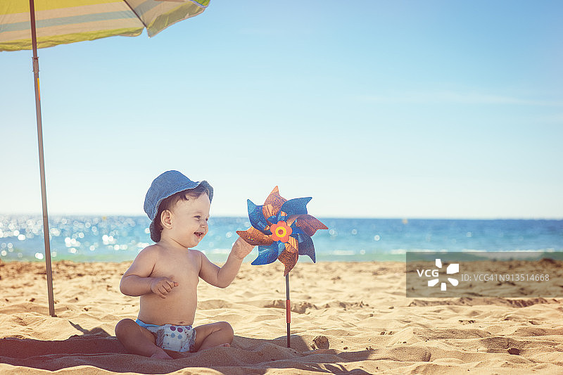 玩玩具风车的婴儿图片素材