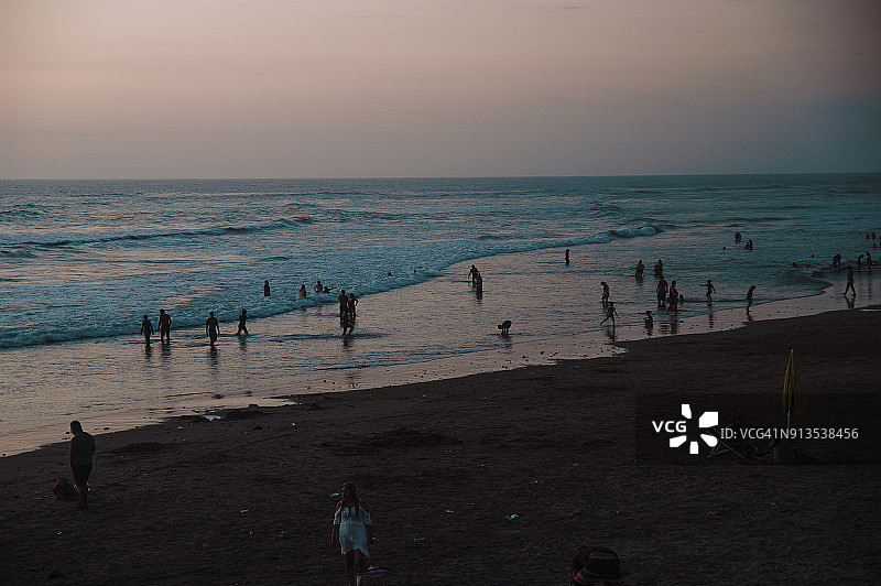 人们在海滩度假图片素材