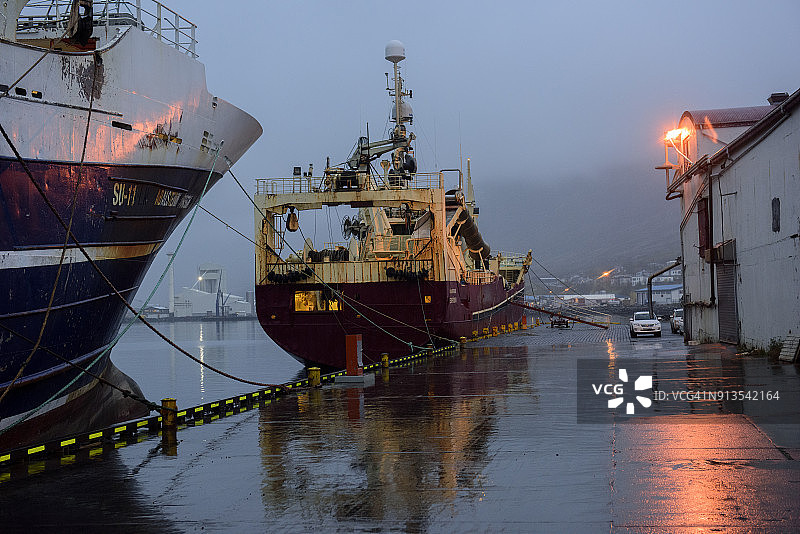 冰岛东峡湾埃斯基菲厄泽的雨天图片素材