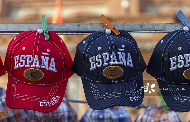 街头摊位出售的棒球帽（西班牙马德里）图片素材