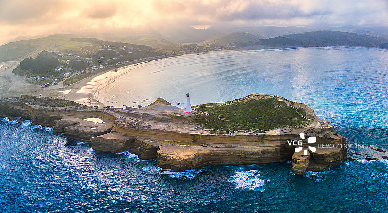 城堡角灯塔与村庄航拍全景图片素材