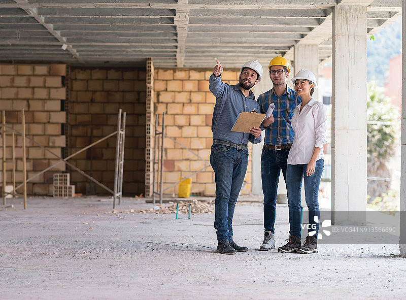 建筑工地工程师团队查看蓝图图片素材