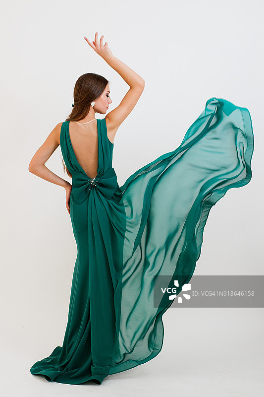 身穿优雅绿裙的年轻女子图片素材
