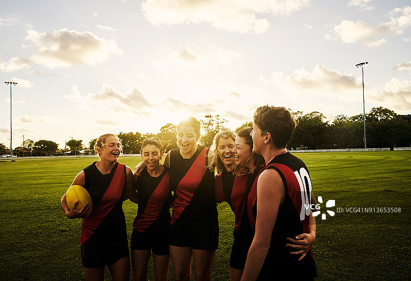 橄榄球是一种姐妹情谊图片素材