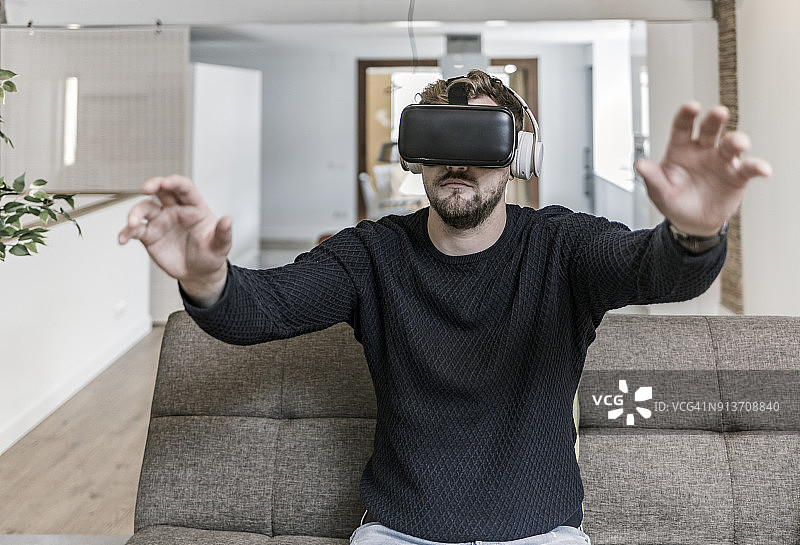 在家戴VR眼镜的男人图片素材
