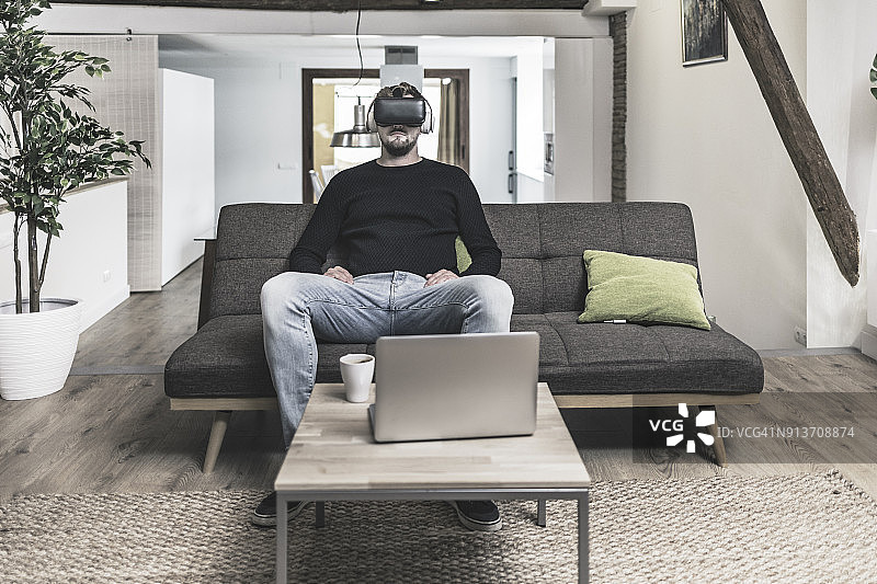 在家戴VR眼镜的男人图片素材