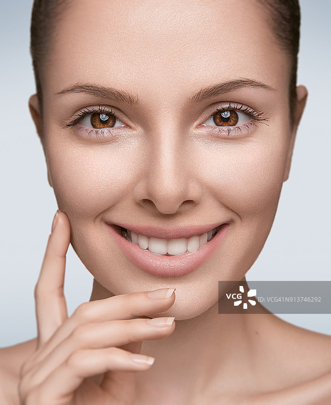 小女孩微笑图片素材