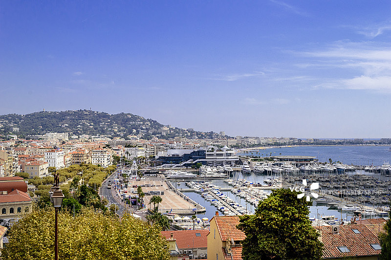 法国普罗旺斯-阿尔卑斯-蓝色海岸苏给区山丘上的戛纳概览图片素材