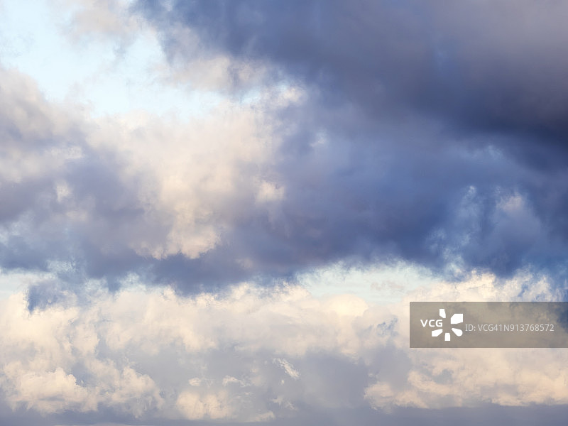 日落时瓦伦西亚天空中云朵的低角度视图图片素材