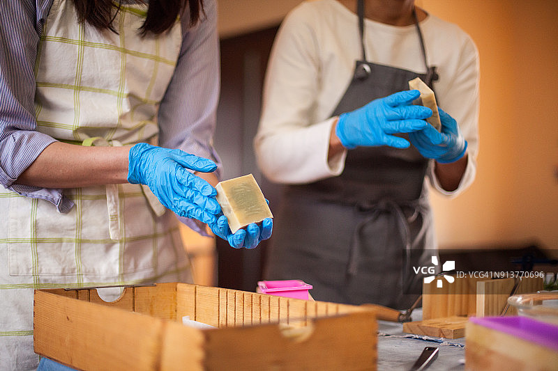 两位女性在家制作有机手工皂，准备在线销售图片素材