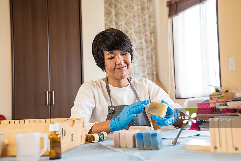 小狗洗完澡后依偎着主人图片素材