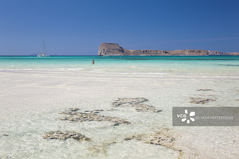 克里特岛基萨摩斯附近，格拉姆武萨半岛巴洛斯海滩的清澈碧绿海水景观图片素材