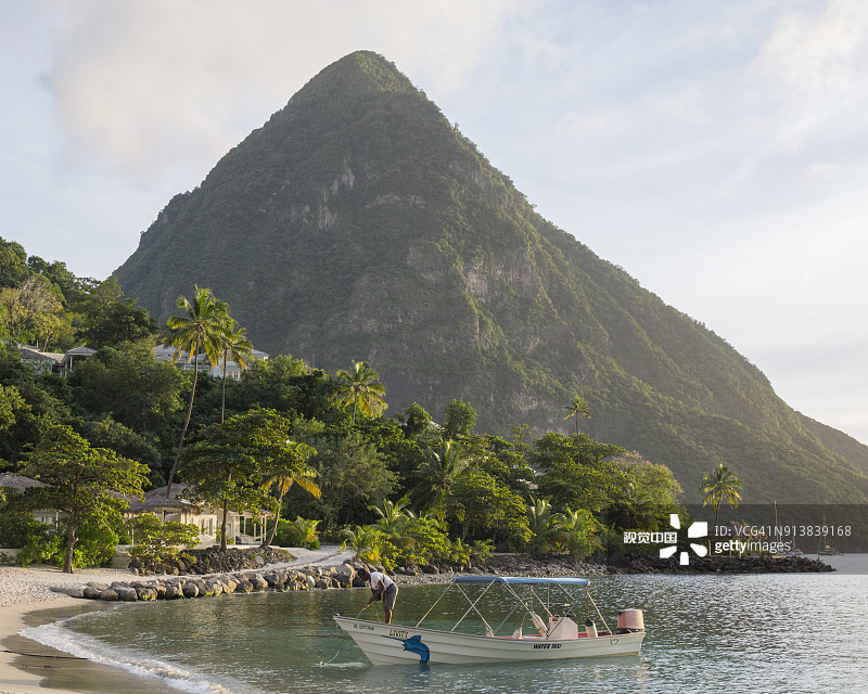 日落时分，雅卢西亚海滩，背景是格罗斯皮通，圣卢西亚的苏弗里耶尔图片素材