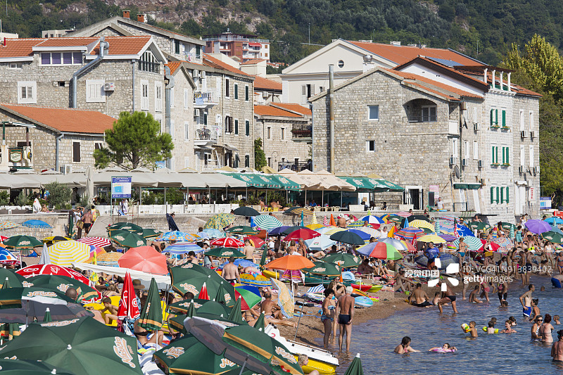 黑山Petrovac拥挤的海滩风光图片素材