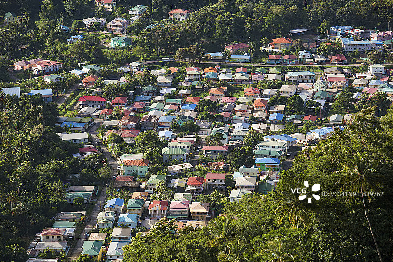 从高耸于城镇之上的森林山坡俯瞰圣卢西亚苏弗里耶的彩色房屋图片素材
