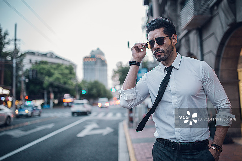 市中心的优雅男人图片素材
