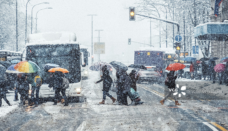 城市地区二月中午的暴风雪图片素材
